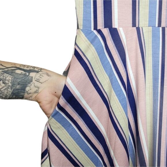 LuLaRoe Nicole Dress W/ Pockets Scoop Neck NWT Size Small Pastel Stripe Pattern - Picture 3 of 6
